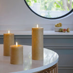 Vela de coluna LED MM, modelo Rock, acabamento derretido, Honey mustard, 74x100 mm